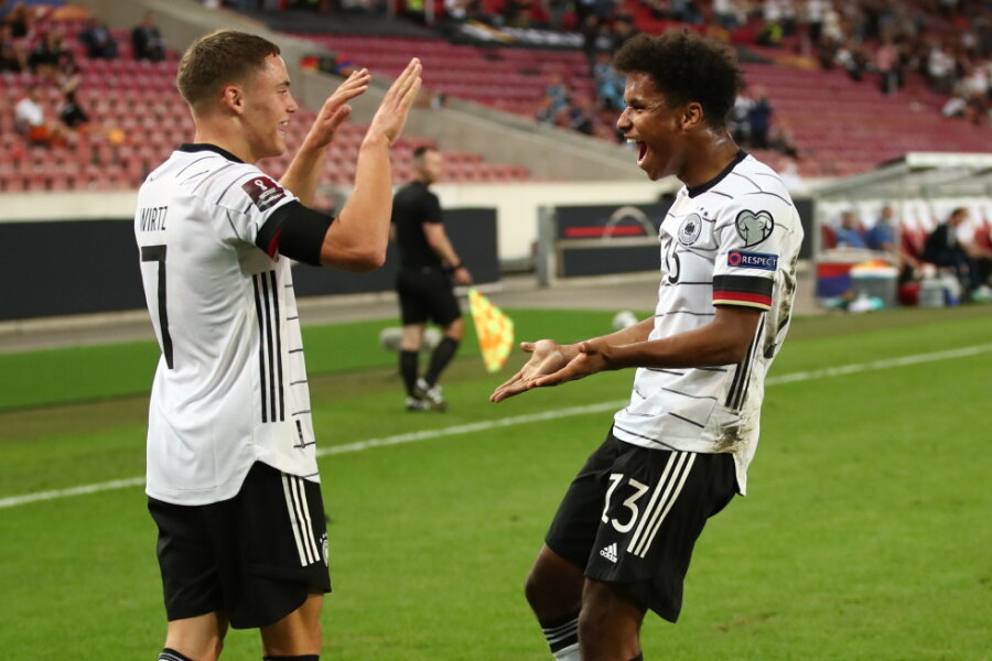 Deutschlands Karim Adeyemi (r) jubelt zusammen mit Florian Wirtz nach seinem Treffer zum 6:0. 