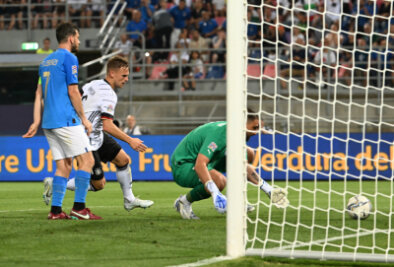 DFB-Auswahl trennt sich 1:1 von Europameister Italien - Deutschlands Joshua Kimmich (M) trifft zum 1:1 gegen Italiens Torhüter Gianluigi Donnarumma. Links steht Italiens Alessandro Florenzi.