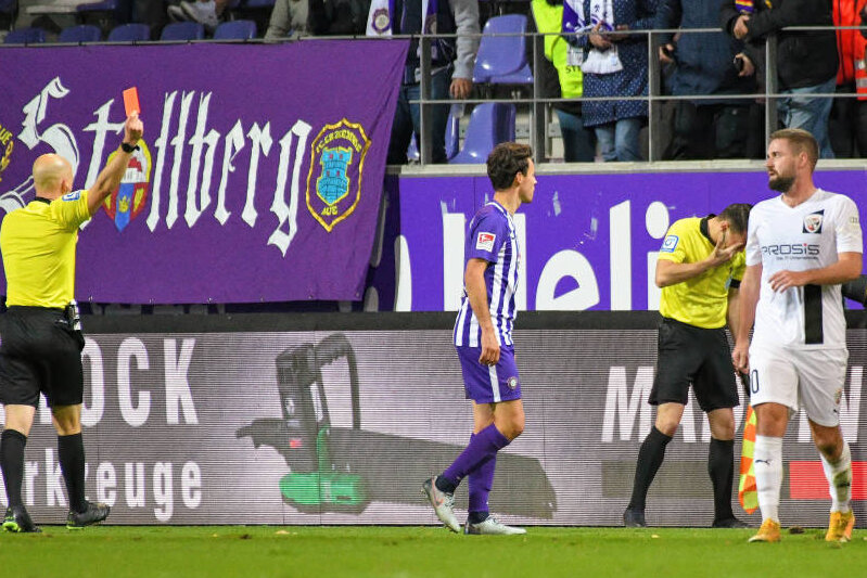 Clemens Fandrich FC Erzgebirge Aue Mitte, erhält durch Schiedsrichter Nicolas Winter li., die rote Karte, er soll Roman Potemkin Schiedsrichter-Assistent nach dessen Aussage auf das rechte Auge gespuckt haben.