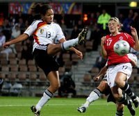 DFB-Frauen kämpfen sich ins EM-Finale - Celia Okoyino da Mbabi traf zum entscheidenden 2:1
