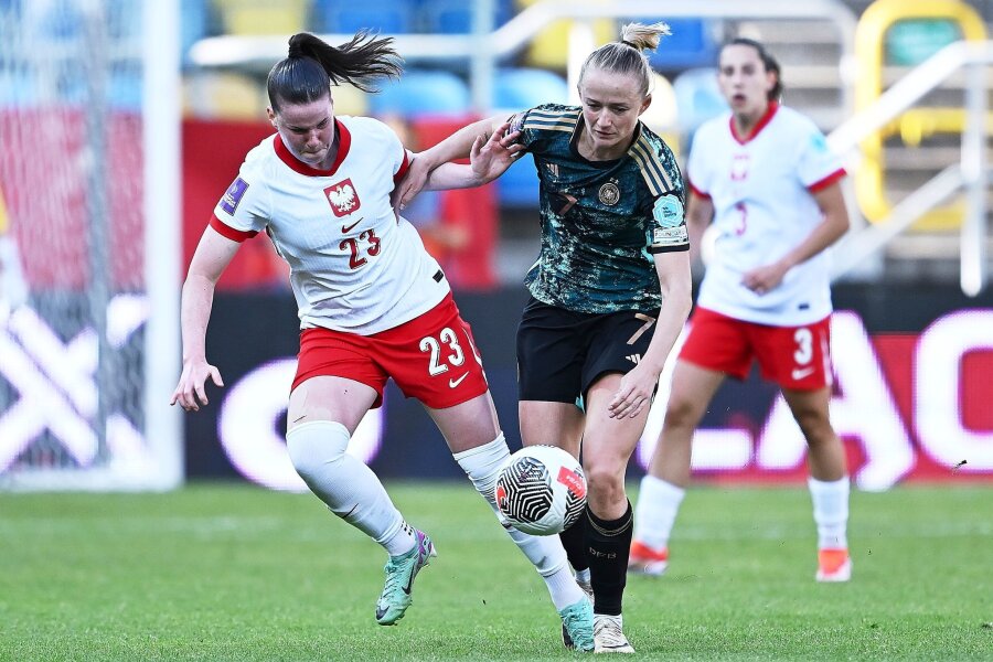 DFB-Frauen lösen EM-Ticket nach Sieg in Polen - Lea Schüller (r) traf beim Sieg der DFB-Frauen in Polen doppelt.