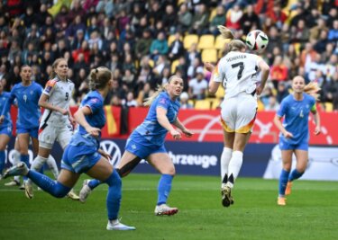 DFB-Frauen zeigen "anderes Gesicht": 3:1 gegen Island - Traf gleich zweimal per Kopf: Lea Schüller.