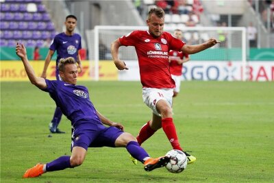 DFB-Pokal: Aue-Coach Rost will dem Favoriten ein Bein stellen - Am 18. August 2018 standen sich Erzgebirge Aue und der 1. FSV Mainz schon einmal in der 1. Hauptrunde gegenüber (Endstand: 1:3). Sascha Härtel (l.) versuchte, Daniel Brosinski die Kugel abzuluchsen.