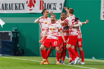 DFB-Pokal: Beim dritten Mal soll's für Leipzig klappen - Die RB-Spieler feiern ausgelassen den Einzug ins DFB-Pokalfinale. Zum dritten Mal stehen die Leipziger nun im Endspiel des Wettbewerbs, gewonnen haben sie ihn noch nie.