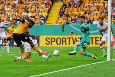 DFB-Pokal: Dynamo Dresden unterliegt VfB Stuttgart nach großem Kampf - Eine der besten Chancen für Dynamo. Michael Akoto (l.) wird aber im letzten Moment geblockt. 