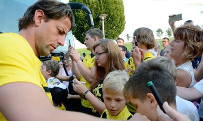 DFB-Pokal: Hunderte Fans empfangen Fußballer von Borussia Dortmund in Warmbad - 
