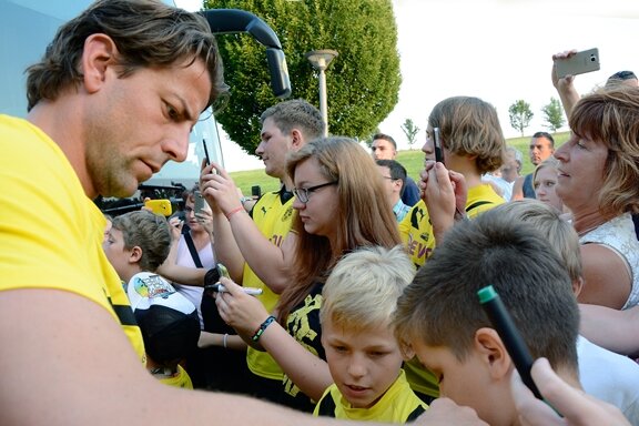 DFB-Pokal: Hunderte Fans empfangen Fußballer von Borussia Dortmund in Warmbad - 