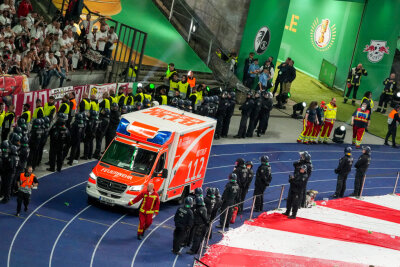 Ein Krankenwagen fährt in das Stadion.