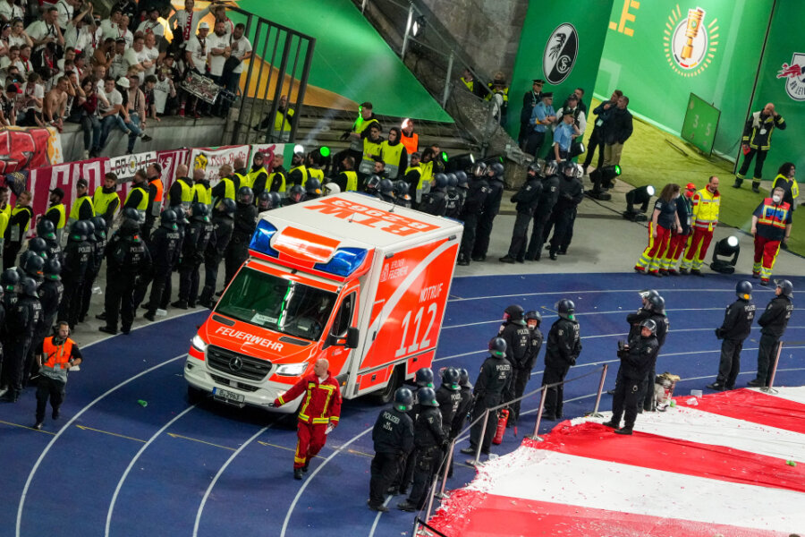 Ein Krankenwagen fährt in das Stadion.