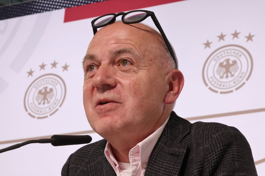 DFB-Präsident setzt EM-Ziel: "Das Maximale erreichen" - DFB-Präsident Bernd Neuendorf sitzt während einer Pressekonferenz auf dem Podium.
