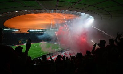 DFB-Präsident zu Pyro: "Das ist kein Spaß" - Fans von Kaiserslautern zündeten Pyrotechnik im Olympiastadion.