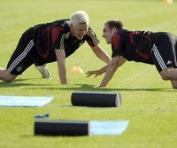 DFB-Quartett für UEFA-Auswahl nominiert - Bastian Schweinsteiger (l.) und Philipp Lahm dürfen hoffen