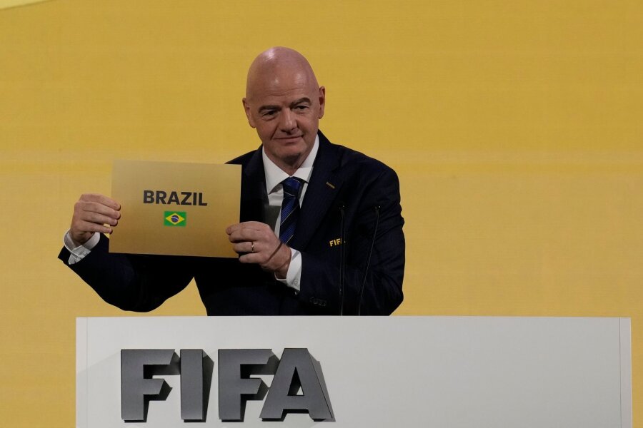 DFB scheitert deutlich mit WM-Bewerbung - Neuer Anlauf offen - FIFA-Präsident Gianni Infantino verkündet beim FIFA-Kongress, dass Brasilien als Gastgeber der Frauenfußball-WM 2027 ausgewählt worden ist.