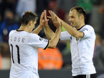 DFB-Team feiert Fußball-Party in Köln - Torschützen unter sich: Miroslav Klose (l.) und Heiko Westermann