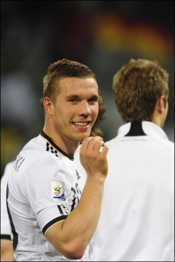 DFB-Team mit Podolski - Joachim Löw kann im WM-Viertelfinale gegen Argentinien auf Lukas Podolski zurückgreifen. Der Bundestrainer schickt gegen die Gauchos dieselbe Anfangsformation ins Rennen wie beim 4:1 im Achtelfinale gegen England vor knapp einer Woche.