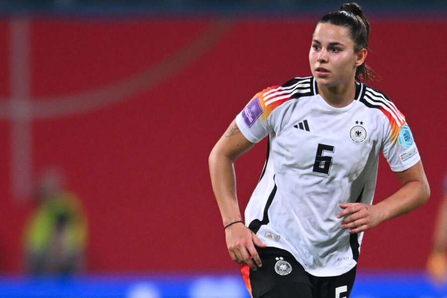 DFB-Team muss um Mittelfeld-Star Lena Oberdorf bangen - Deutschlands Lena Oberdorf musste beim Spiel in Polen vorzeitig vom Platz.