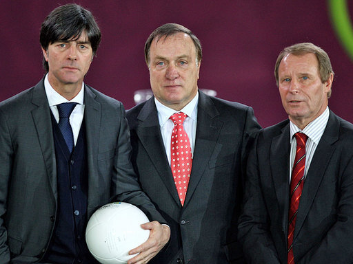 Joachim Löw (l.) trifft mit der DFB-Elf auf Dick Advocaat (m.) und Berti Vogts
