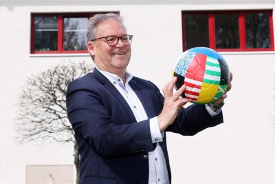 DFB-Vizepräsident Hermann Winkler fordert: Fünf Aufsteiger in die Dritte Liga - Hermann Winkler mit einem EM-Ball vor der Landessportschule in Leipzig-Abtnaundorf.