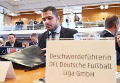 DFL gegen Bremen: Wer zahlt für Polizeikosten? - DFL-Geschäftsführer Marc Lenz wartet im Bundesverfassungsgericht auf den Beginn der Verhandlung.
