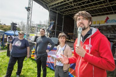 DGB-Kreischef zum 1. Mai in Plauen: Die Politik muss mehr tun für Frieden und Wohlstand - "Don't be silent"-Festival am 1. Mai in Plauen: DGB-Kreischef Benjamin Zabel forderte eine Politik, die sich am Wohl der Menschen orientiert.