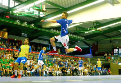 DHB-Pokal: Auer Handballer gewinnen gegen Germania Großsachsen - Der Auer Handballer Pascal Ebert wirft auf das Tor.