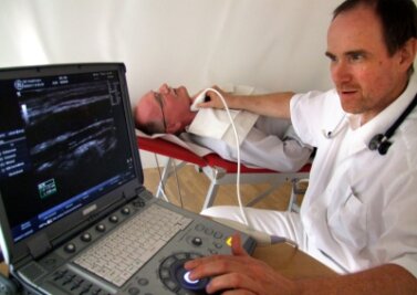 
              <p class="artikelinhalt">Bernhard Schmidt von der Medizinischen Hochschule Hannover misst mit einem Ultraschallgerät die Dicke und das Ausdehnungsverhalten der Halsschlagader eines Diabetes-Patienten. </p>
            