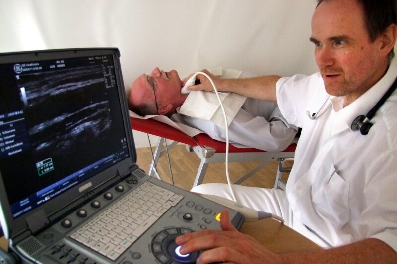 
              <p class="artikelinhalt">Bernhard Schmidt von der Medizinischen Hochschule Hannover misst mit einem Ultraschallgerät die Dicke und das Ausdehnungsverhalten der Halsschlagader eines Diabetes-Patienten. </p>
            