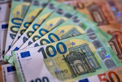 Diäten-Plus: Sachsens Landtagsabgeordnete erhalten ab April fast 450 Euro mehr pro Monat - Ein Plus von 6,9 Prozent macht für die Grundentschädigung der sächsischen Landtagsabgeordneten ab April zusätzlich 448,86 Euro aus.