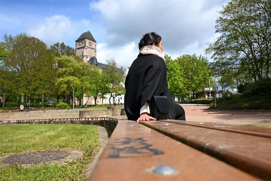 Diagnose Eierstockkrebs – drei Frauen aus Chemnitz erzählen ihre Geschichte - Maria hat Eierstockkrebs. So oft es geht, ist sie in der Natur, wie hier im Schlosspark Chemnitz. Das gibt ihr Kraft.