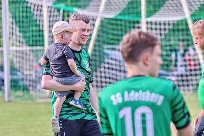 Diagnose Leukämie: Wie Chemnitzer Sportvereine einem kranken Fußballer helfen wollen - Marvin Bastian nach einem Spiel der SG Adelsberg mit seinem kleinen Sohn auf dem Arm. Der 31-Jährige ist an Leukämie erkrankt. Bei der Suche nach Stammzellenspendern erhält er nun viel Hilfe aus der Sportwelt.