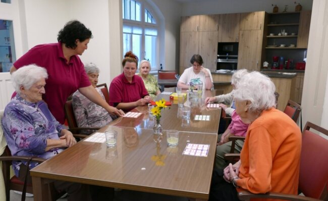 Diakonie eröffnet neue Tagespflege in Großolbersdorf - Dreh- und Angelpunkt in der neuen Tagespflege ist der Gemeinschaftsraum mit Küche. Hier spielen die Pflege- und Betreuungskräfte Nancy Schmidt (2. v. l.) und Antje Wagner (4. v. l.) unter anderem mit den Gästen der Einrichtung.