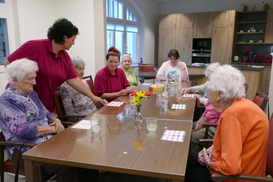 Diakonie eröffnet neue Tagespflege in Großolbersdorf - Dreh- und Angelpunkt in der neuen Tagespflege ist der Gemeinschaftsraum mit Küche. Hier spielen die Pflege- und Betreuungskräfte Nancy Schmidt (2. v. l.) und Antje Wagner (4. v. l.) unter anderem mit den Gästen der Einrichtung.