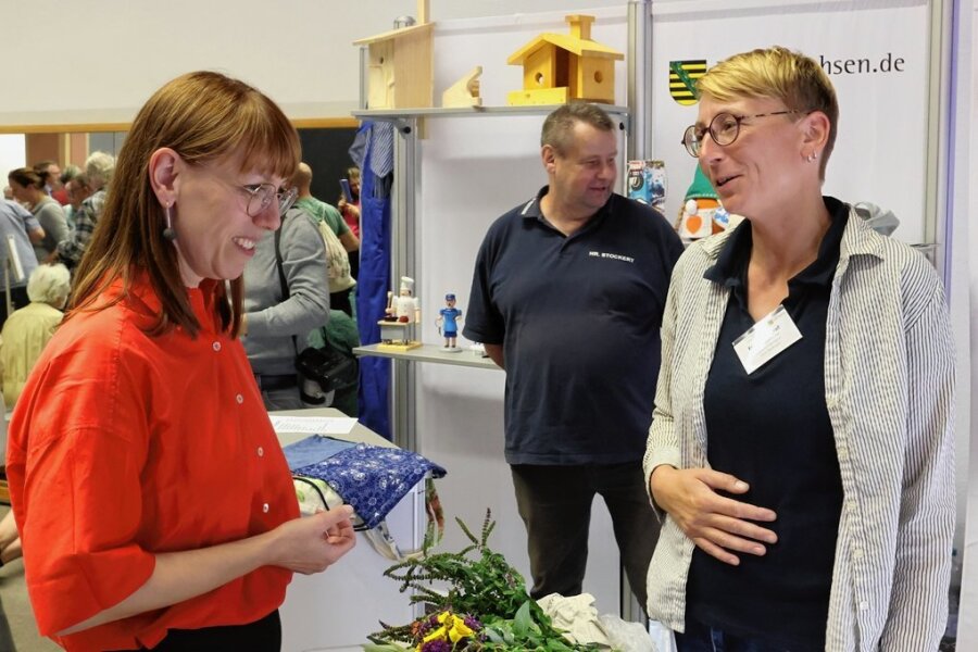 Sachsens Justizministerin Katja Meier (links) nutzte die Gelegenheit, sich die Auslagen des Gitterladens anzuschauen. Das ist der Onlineshop, in dem es in den JVA hergestellte Waren gibt, etwa Räuchermännchen aus Zwickau.