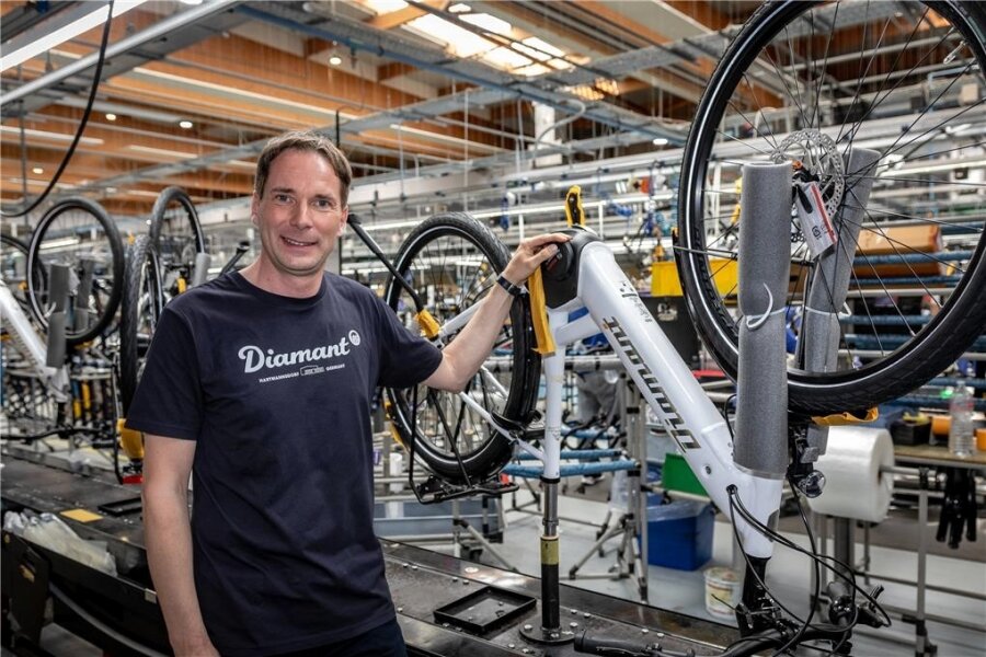 Diamant-Kult: Neuer Chef testet mit seiner Familie alle 130 Modelle - Mirco Schmidt ist neuer Geschäftsführer der Diamant-Fahrradwerke in Hartmannsdorf mit 700 Beschäftigten. Er und seine Familie testet alle 130 verschiedene Modelle.