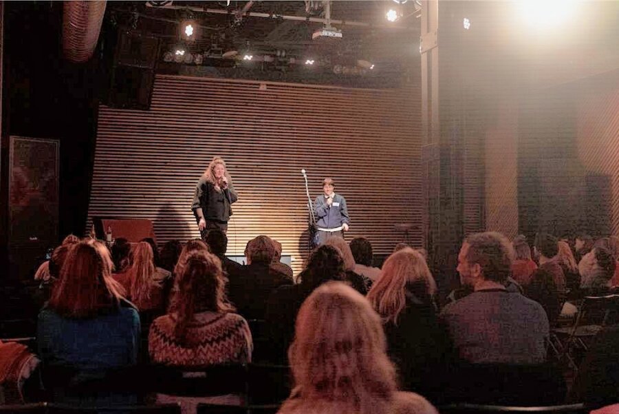 Dichterwettstreit bringt Kultur auf die Weltecho-Bühne - Die Moderatoren Stefanie Menschner (l.) und Linux Wedemeyer (r.) auf der Bühne des Weltecho-Clubs zur Premiere des "Spektakel"-Poetry-Slams.