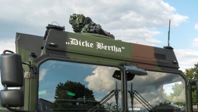 "Dicke Bertha" bringt Bundeswehr in Bredouille - "Dicke Bertha": So haben Soldaten aus der Erzgebirgskaserne eines ihrer militärischen Transportfahrzeuge getauft. Nur ein Kosename für den großen Lkw oder bewusste Verherrlichung der beiden Weltkriege? 