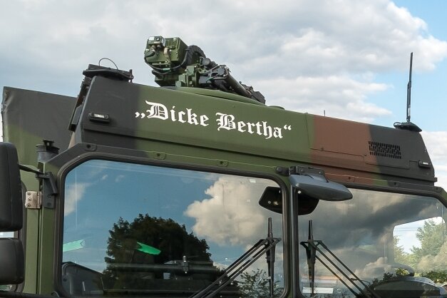 "Dicke Bertha" bringt Bundeswehr in Bredouille - "Dicke Bertha": So haben Soldaten aus der Erzgebirgskaserne eines ihrer militärischen Transportfahrzeuge getauft. 