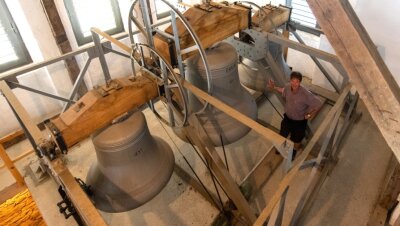 "Dicke Emma" feiert 100. Geburtstag - Andreas Schubert an den 1922 gegossenen Glocken im Turm der St. Martins-Kirche.