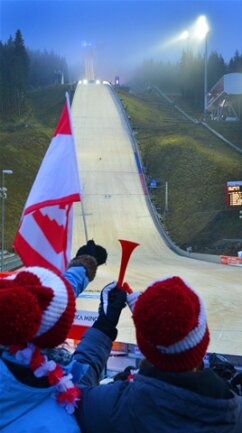 Der Aufsprunghang, mit Schnee aus dem Vorwinter belegt: Die Vogtland-Arena ist bereit für die Eröffnung der olympischen Saison.  