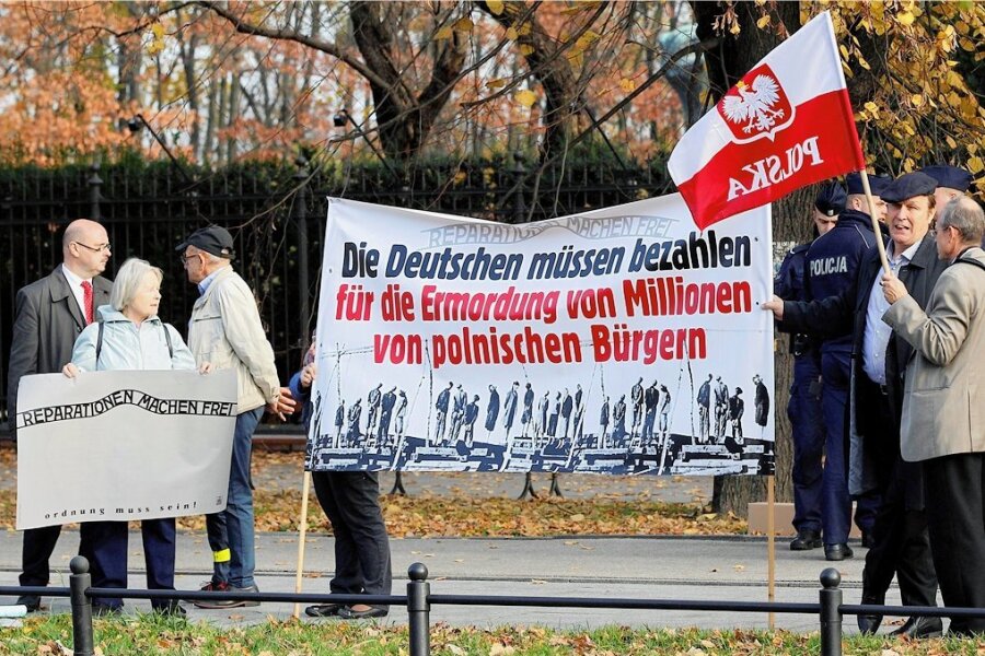 Demonstranten in Warschau fordern Reparationszahlungen von Deutschland. 
