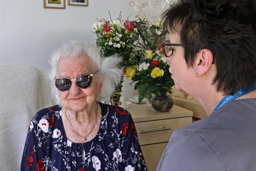 Die 103-Jährige, die sich in Glauchau mit Gymnastik fit hält - Gertraude Simon wird von Pflegerin Evi Schneider umsorgt.