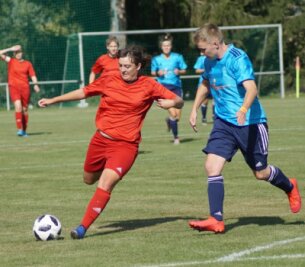 Die 18-jährige Torfabrik - Mit zehn Treffern in sechs Spielen wurde Daniela Mittag (links) vom DFC Westsachsen Zwickau in der abgebrochenen Saison 2020/21 Torschützenkönigin in der Landesliga. 