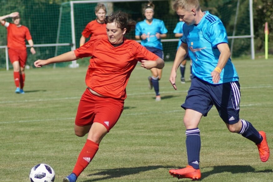 Mit zehn Treffern in sechs Spielen wurde Daniela Mittag (links) vom DFC Westsachsen Zwickau in der abgebrochenen Saison 2020/21 Torschützenkönigin in der Landesliga. 