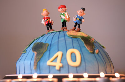 Die Abrafaxe sind 40 - Zum 40. Geburtstag der Abrafaxe stehen die drei Comic-Figuren beim Mosaik-Verlag "Steinchen für Steinchen" in Berlin auf einer Torte in Form einer halben Weltkugel.