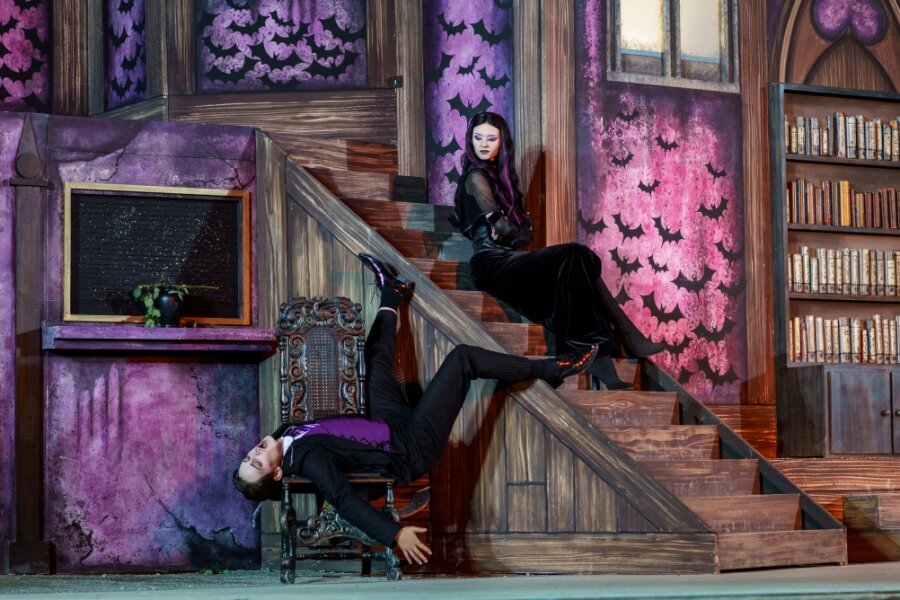 Die Addams Family: Grusel auf den Greifensteinen - Hadern damit, dass ihre Tochter Wednesday keine Lust mehr auf Finsternis hat: Gomez (Nick Körber) und Morticia (Nadja Schimonsky) Addams auf den Greifensteinen. 