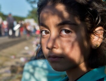 Die Ärmsten bleiben zurück - Auf der Flucht in den Norden Europas: Dieses syrische Mädchen will dem Krieg in der Heimat entgehen.