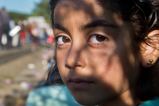 Die Ärmsten bleiben zurück - Auf der Flucht in den Norden Europas: Dieses syrische Mädchen will dem Krieg in der Heimat entgehen.