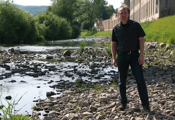 "Die Äsche war schon vor den Kormoranen im Eimer" - Tobias Mehnert an der Flöha in der Ausleitungsstrecke der Wasserkraftanlage Hohenfichte. Er fordert den Rückbau aller Wehranlagen.