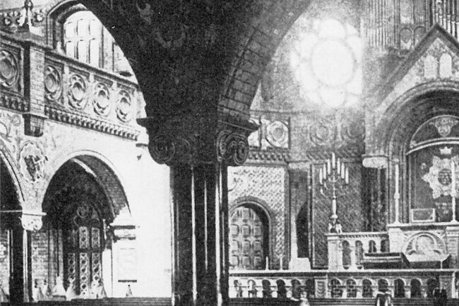 Nur ein überliefertes Foto zeigt die Alte Synagoge von innen. Sie war prachtvoll ausgestattet, bot fast 700 Personen Platz.