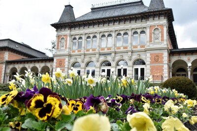 Die Altstars kommen: Frühlings-Festival in Bad Elster startet - Bad Elster blüht auf: Der Frühling zieht ein - auch vor dem Königlichen Kurhaus.